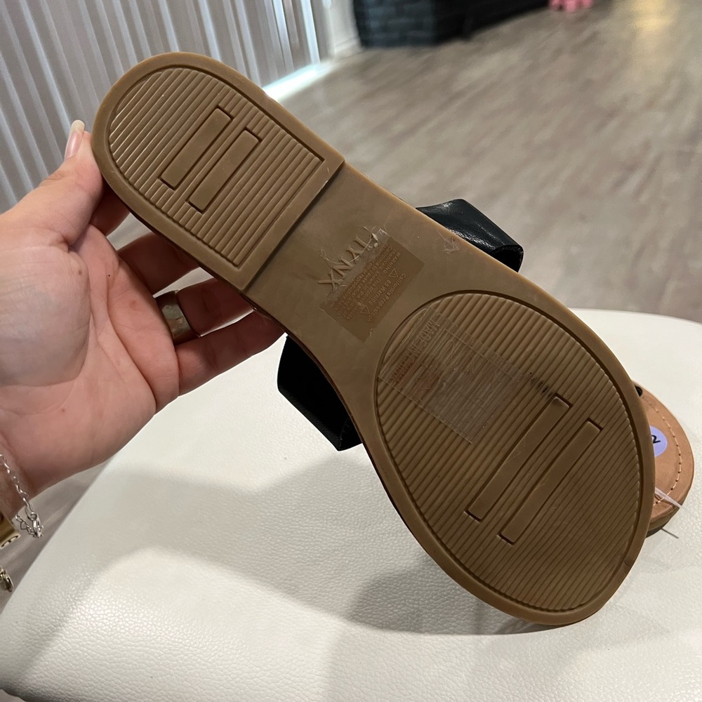 SOLD💫LAST PRICE🍒🤍 Flat sandals ✨ - Picture 4 of 5